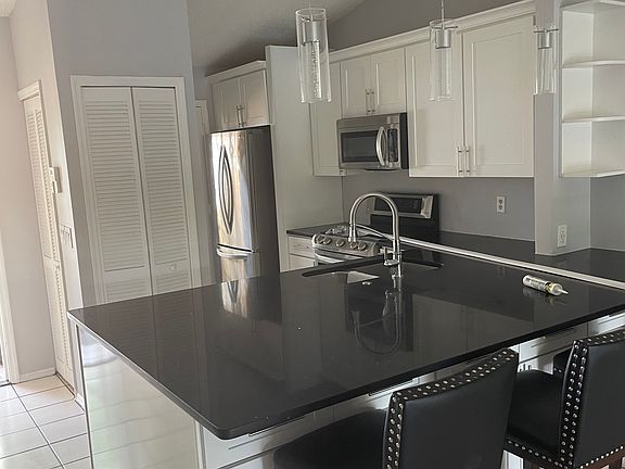 5th image of 72 Silver Park Cir