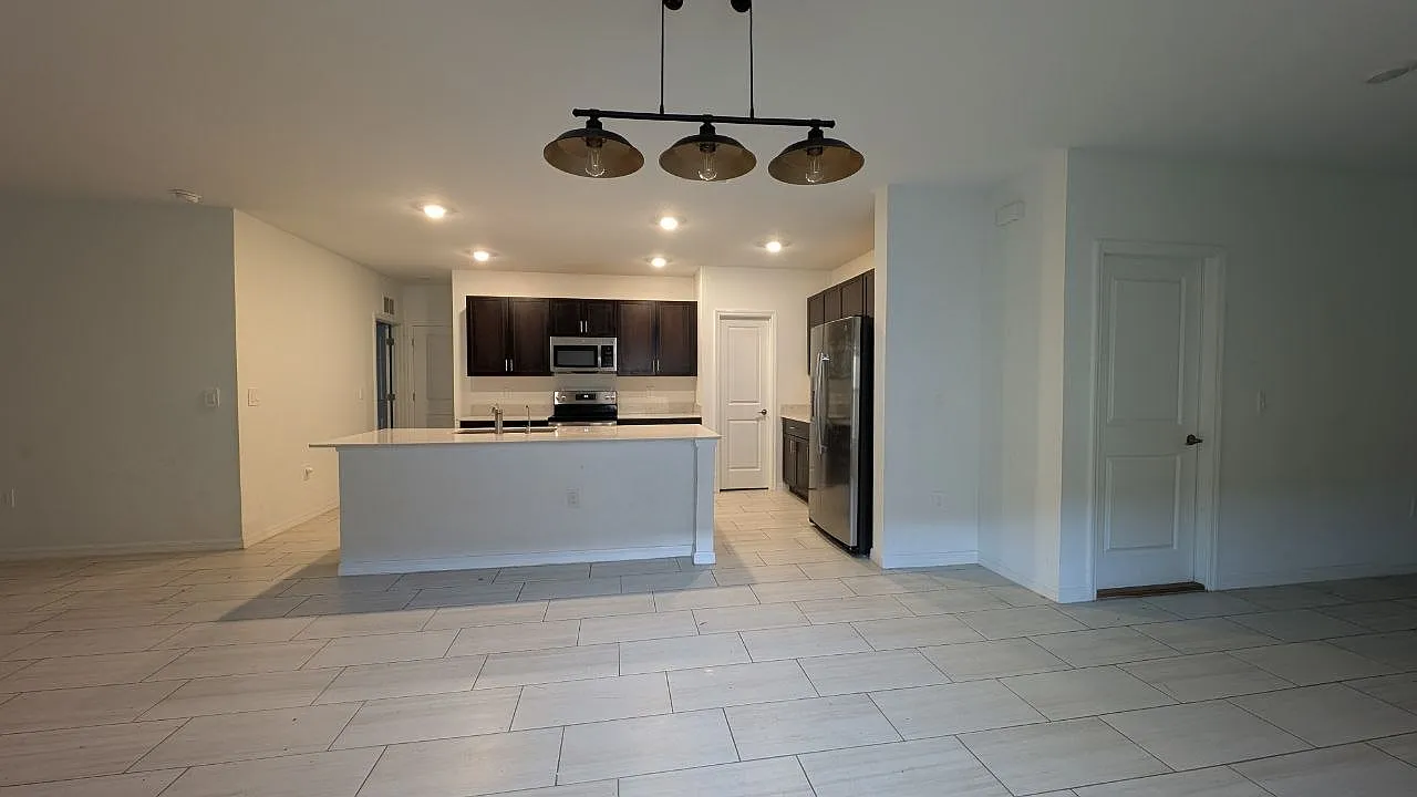 6 bed, 2580 sqft, $2,800 — Photo 2