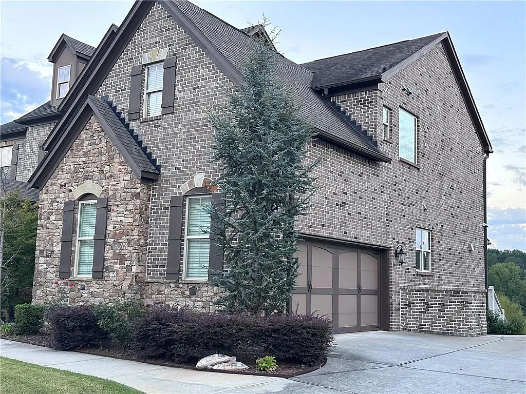7 bed, 5.5 bath, 5269 sqft, $5,900 — Photo 3