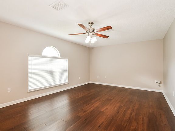 4th image of 4932 Fiske Cir