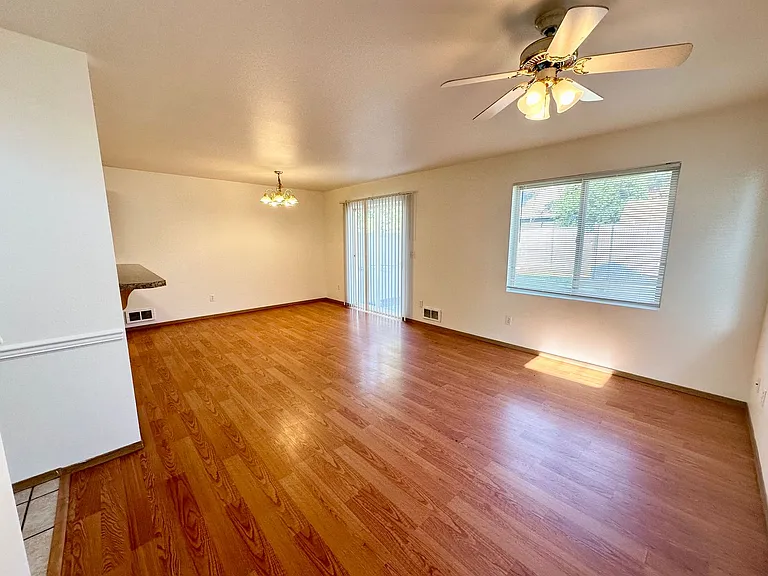 2103 N Yellowstone St — Photo 20