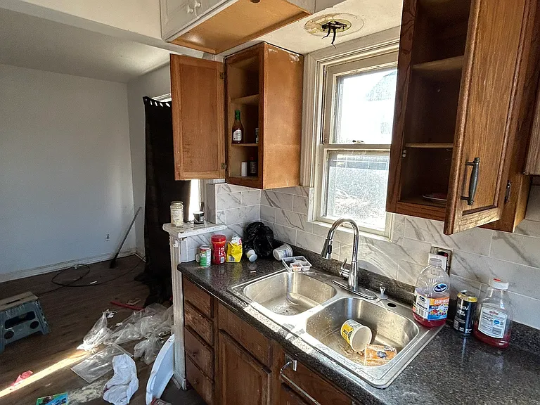 4865 Woodstock Ave — Photo 3