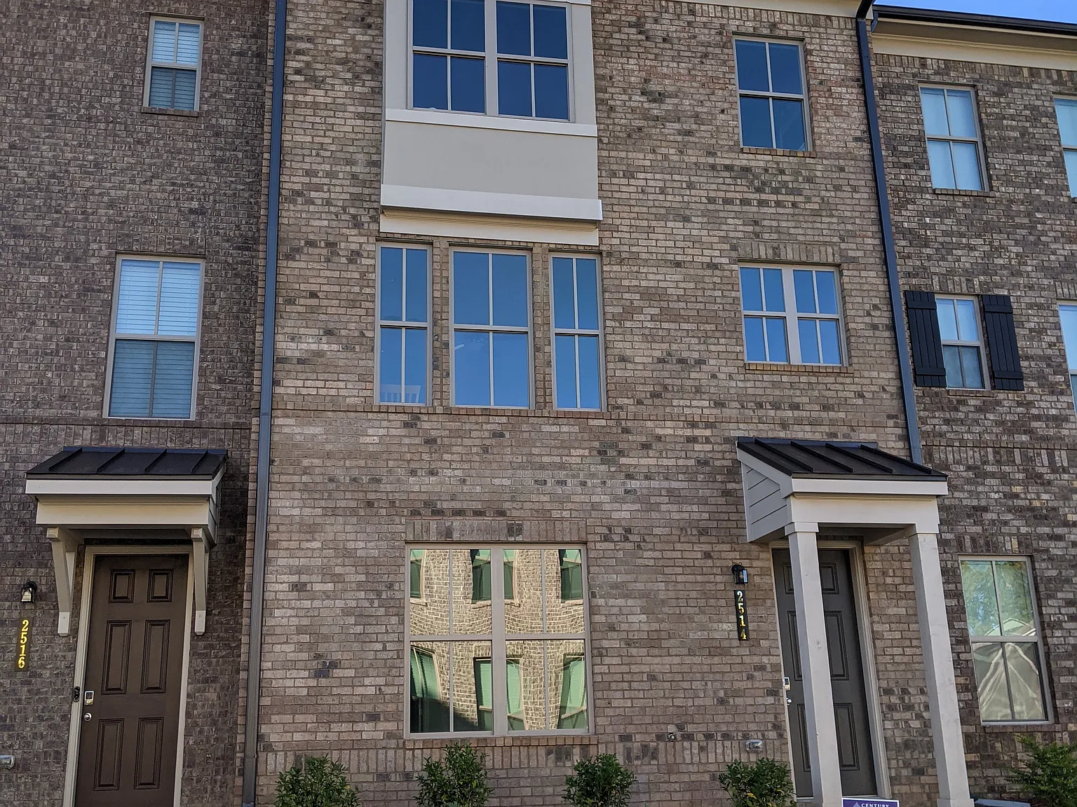 4 bed, 3.5 bath, 2295 sqft, $3,400 — Photo 2