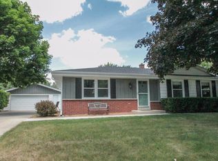904 Burr Oak Blvd, Waukesha, WI 53189