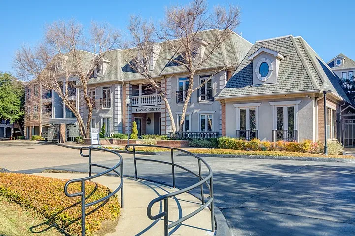 Renaissance at Preston Hollow — Photo 3