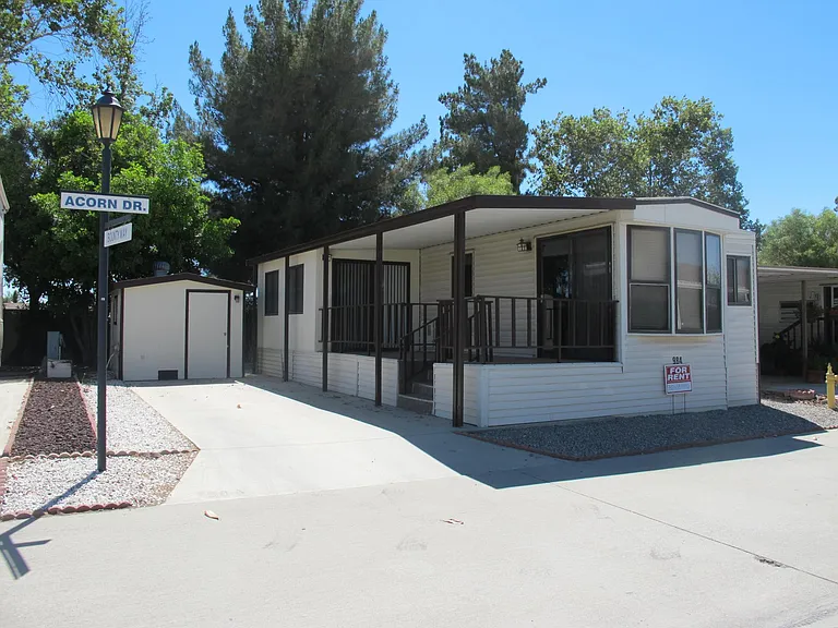 984 Acorn Dr — Photo 1