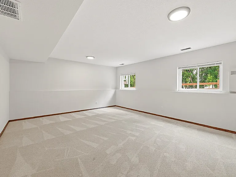 110 Mobray Ct — Photo 34