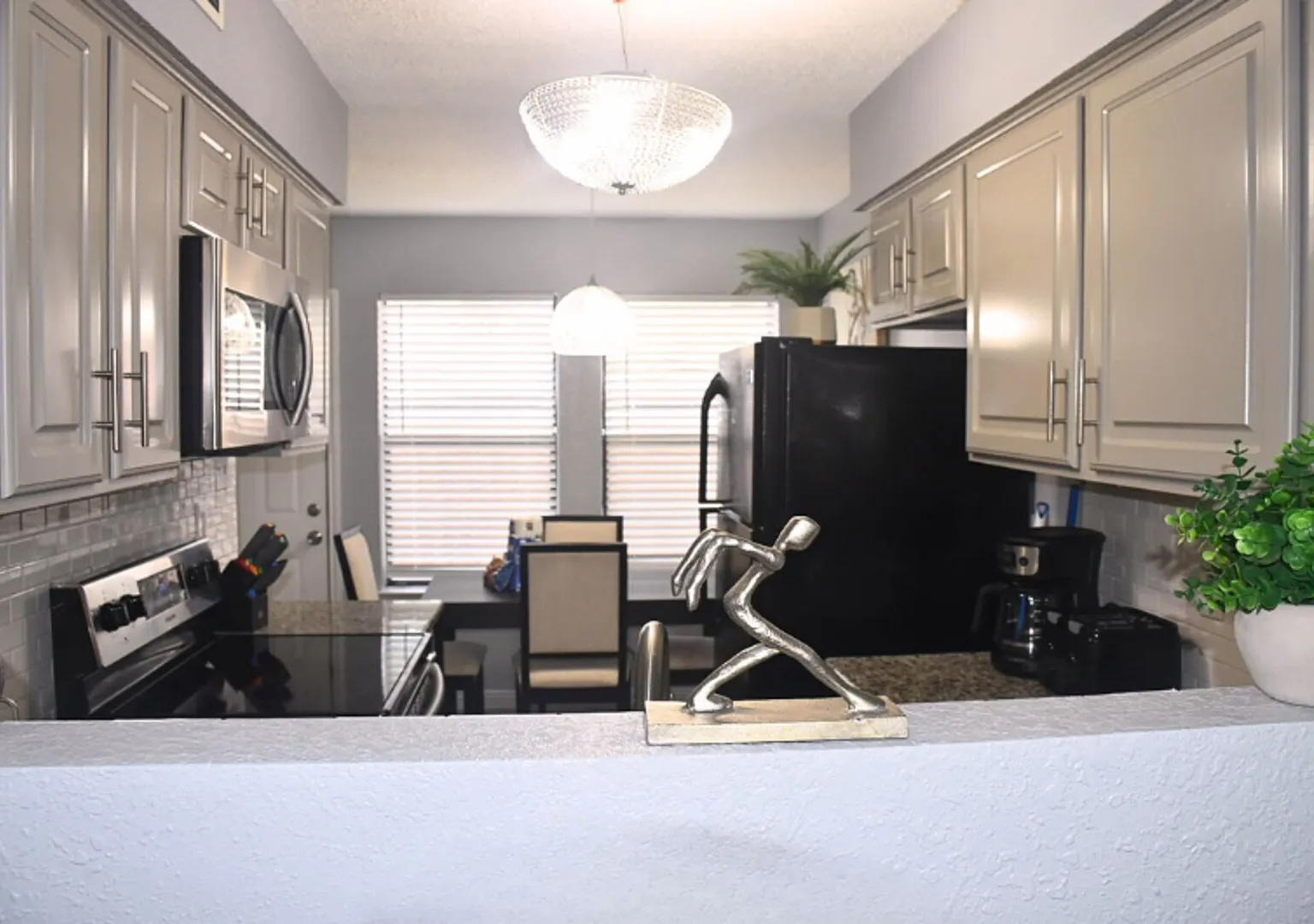 I841 World Cup Stay - 18 min to AT&T - Sleeps 4 - Public Transit — Photo 4