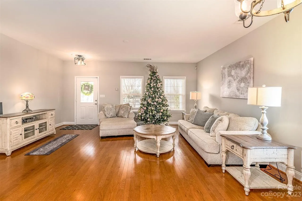 5 bed, 2.5 bath, 3101 sqft, $2,950 — Photo 4