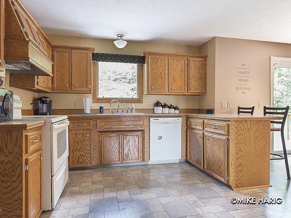 3rd image of 7464 Yorkshire Dr