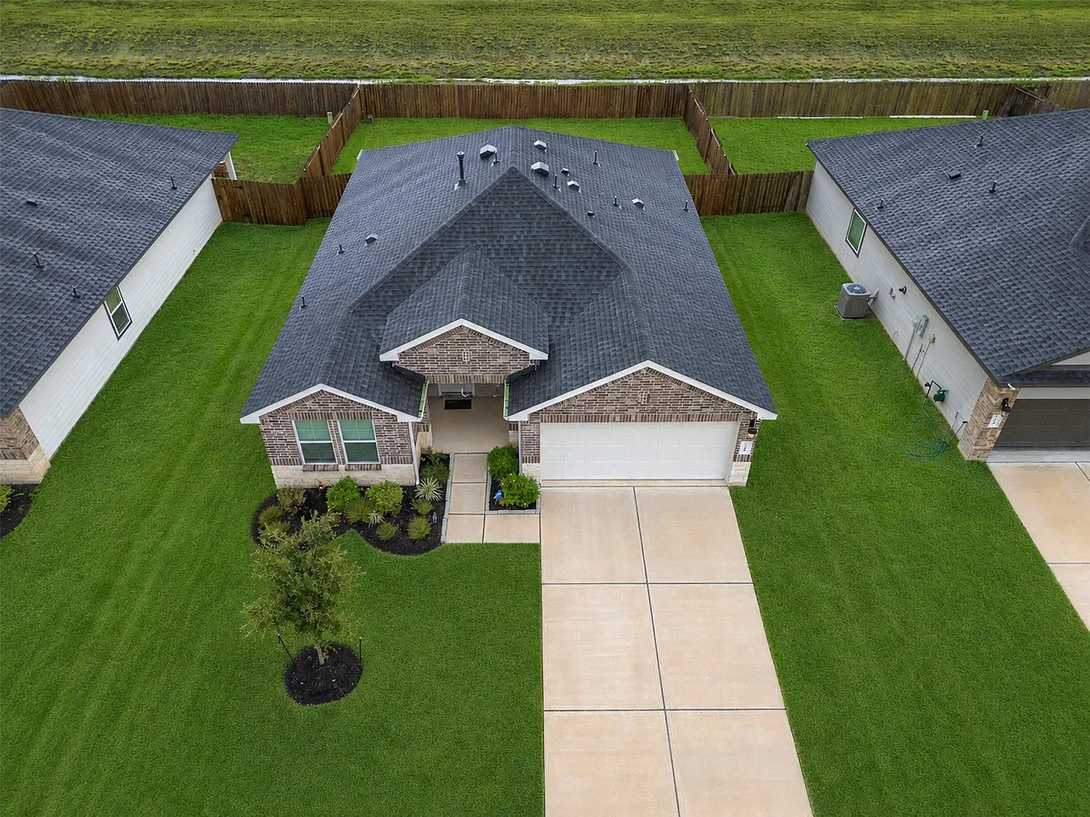 3 bed, 2.0 bath, 1605 sqft, $2,300 — Photo 2