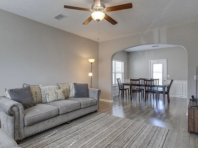 2110 Oak Dr — Photo 3