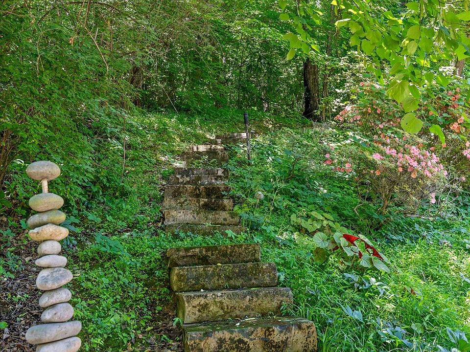 11th image of 590 Springhill Dr NE