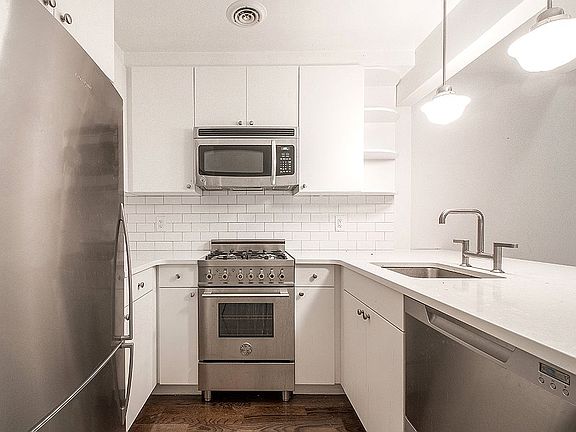 3rd image of 153 E 32nd St Lbby Lb
