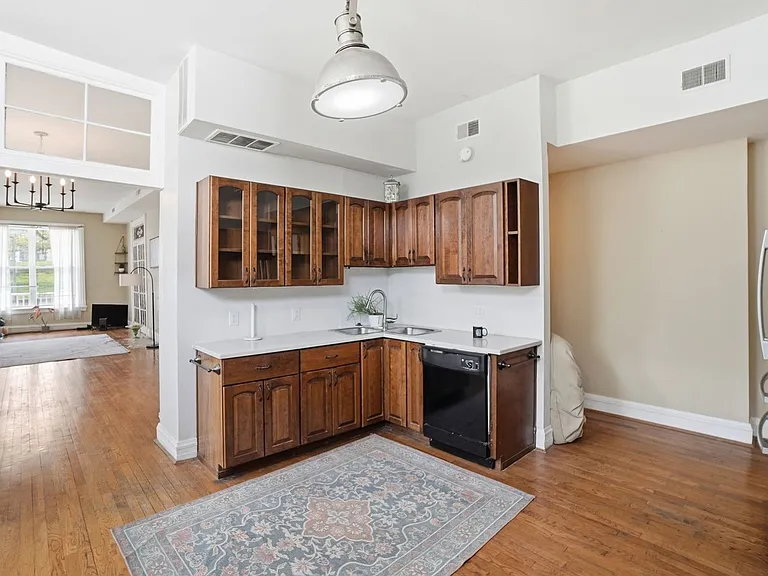 1220 Louden St — Photo 9