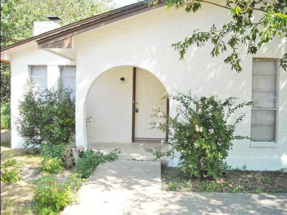 1st image of 415 Lake Creek Cir