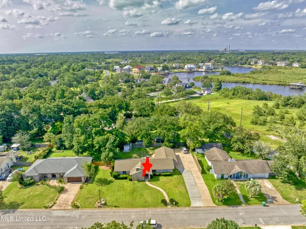 2 Villa Cove Dr, Gulfport, MS 39507