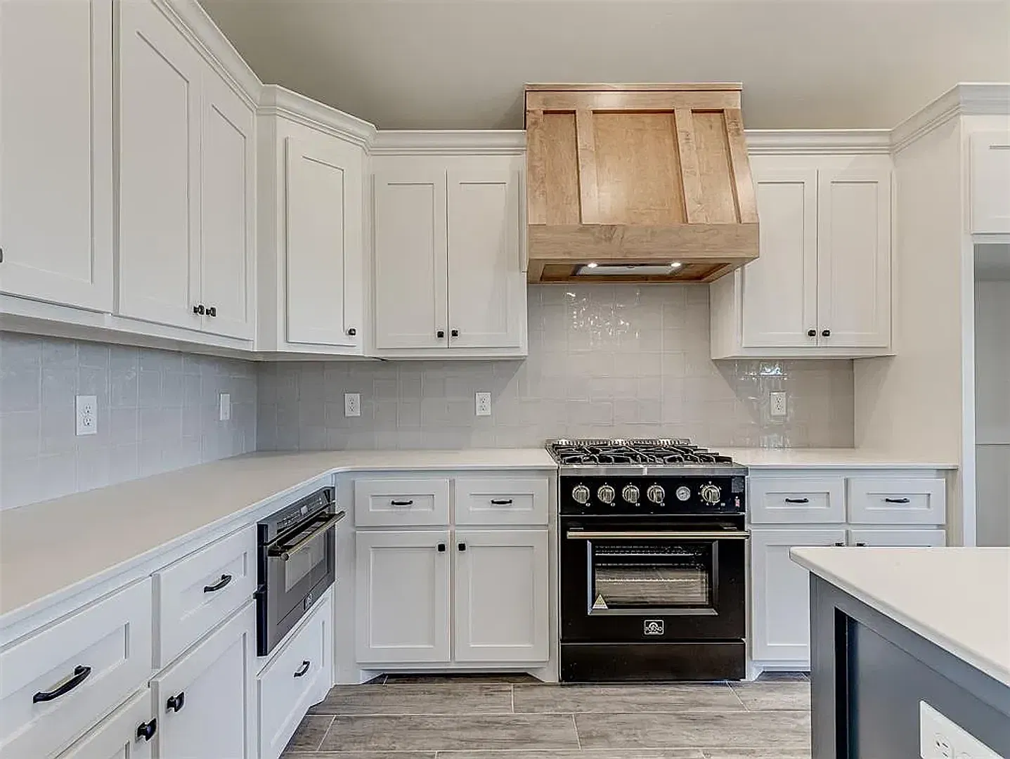 Beautiful 3-Bedroom Home in Yukon Modern 2025 Build! — Photo 4