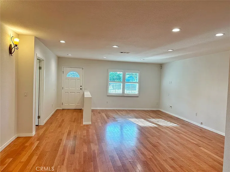 5857 Balcom Ave — Photo 14