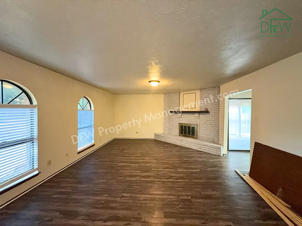 3 bed, 2.0 bath, 1391 sqft, $1,550 — Photo 2