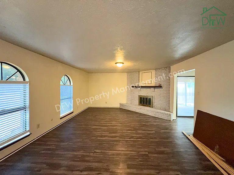 1233 Steinburg Ln — Photo 2