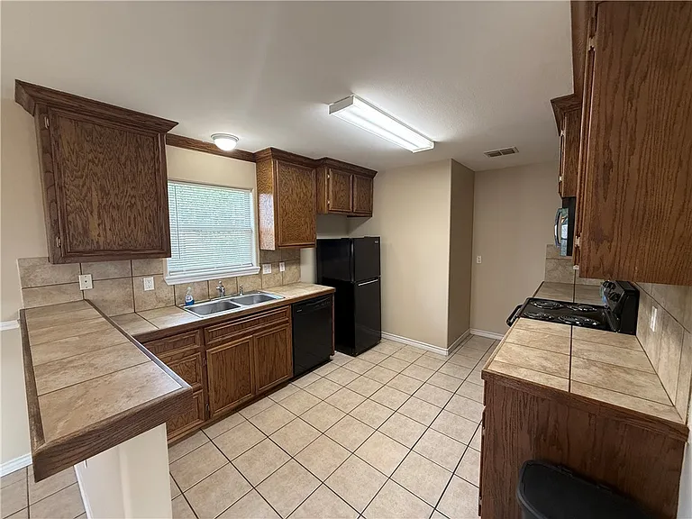 622 Webb St — Photo 7