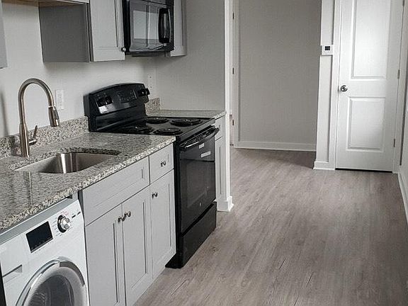 2nd image of 933 Belmont Ave #3R