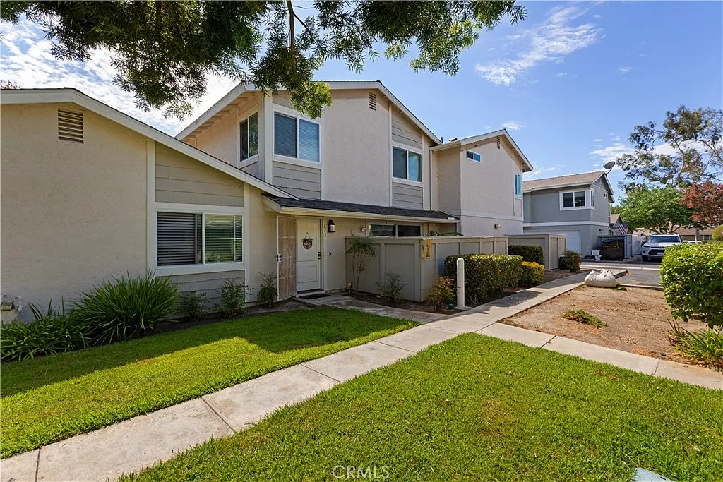 2 bed, 1.5 bath, 1104 sqft, $2,750 — Photo 2