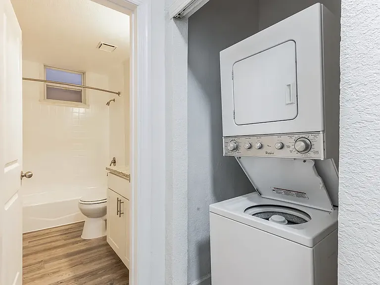 Innovo Living Hyde Park — Photo 91