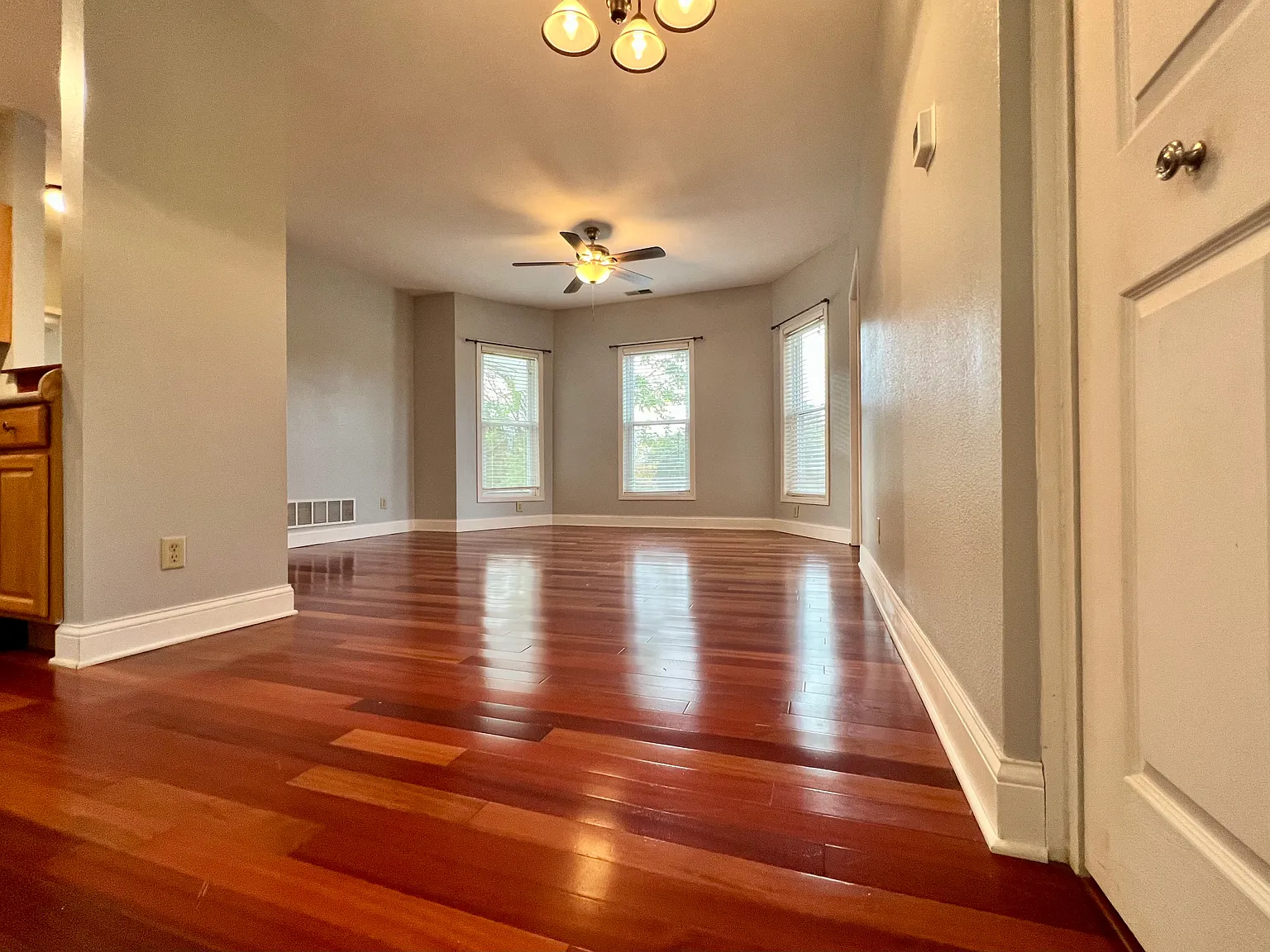2 bed, 1095 sqft, $1,740 — Photo 3