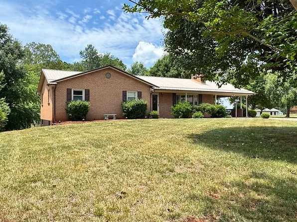 2821 Reed Creek Dr, Bassett, VA 24055