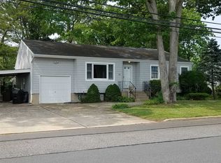 41 46th St, Islip, NY 11751