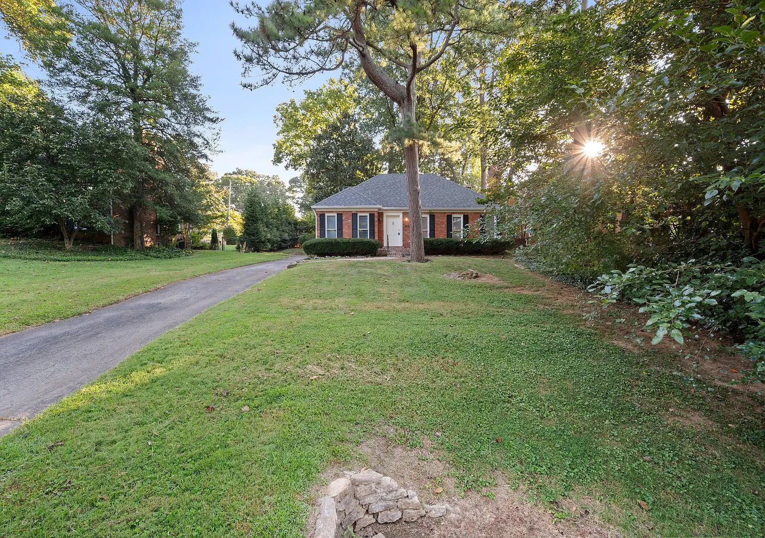 Fall in Love with this home in Barbourmeade! — Photo 3