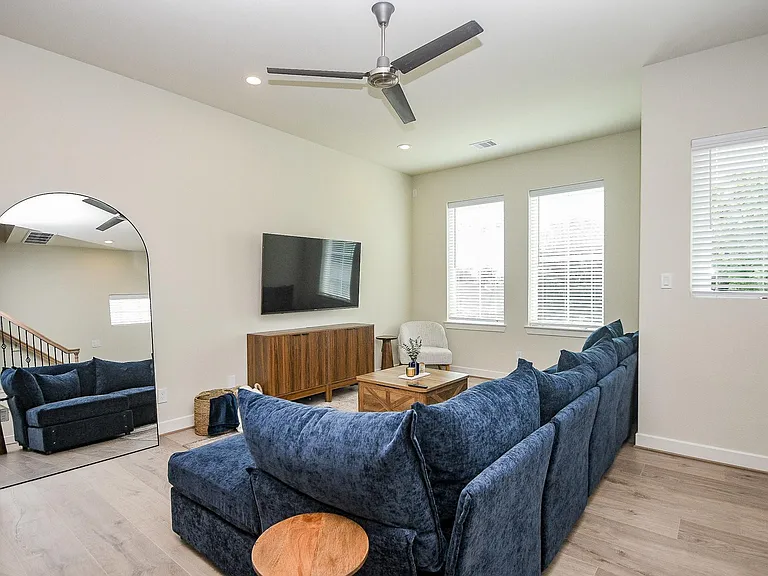 139 Eastwood St — Photo 4