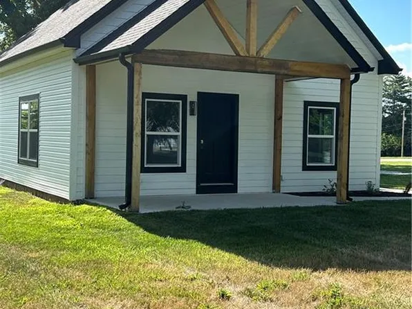 402 N Bynum Rd, Lone Jack, MO 64070