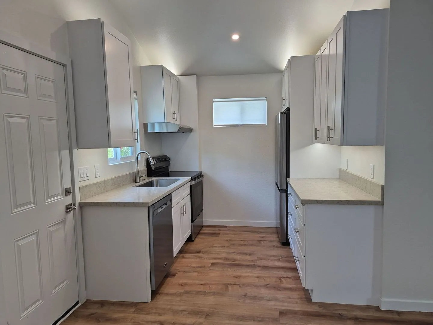 Brand new 2 bd. 1 ba. remodeled cottage on lg. property close to beach. Available now. — Photo 4
