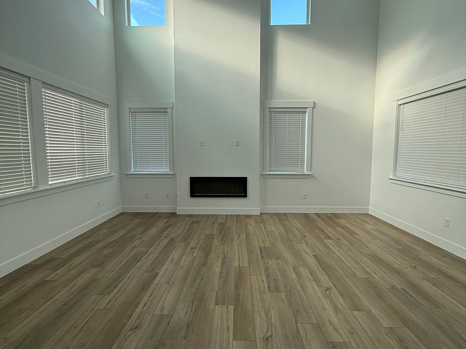 4 bed, 2360 sqft, $4,000 — Photo 2