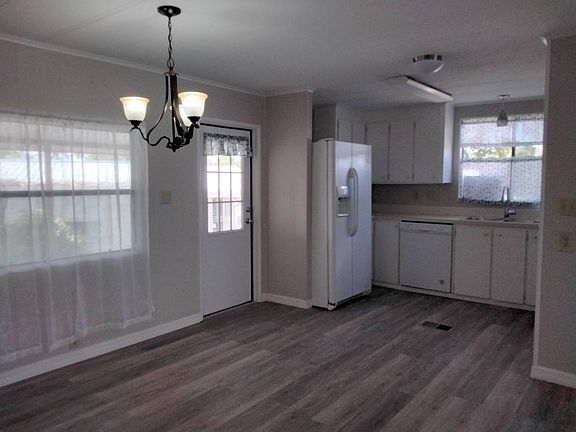 4th image of 620 Sycamore Sq #390