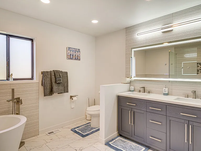 1395 Crestview Dr — Photo 13