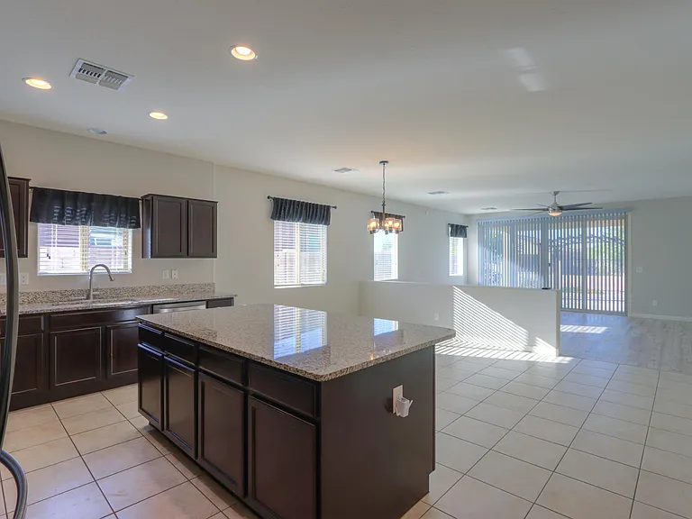 752 W Silver Reef Dr — Photo 7