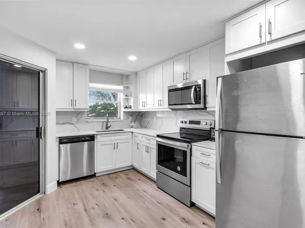 3524 Via Poinciana APT 302, Lake Worth, FL 33467