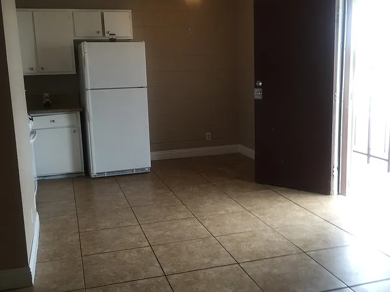 2416 Clifford Ave — Photo 4