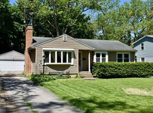 714 Roosevelt Rd, Woodstock, IL 60098