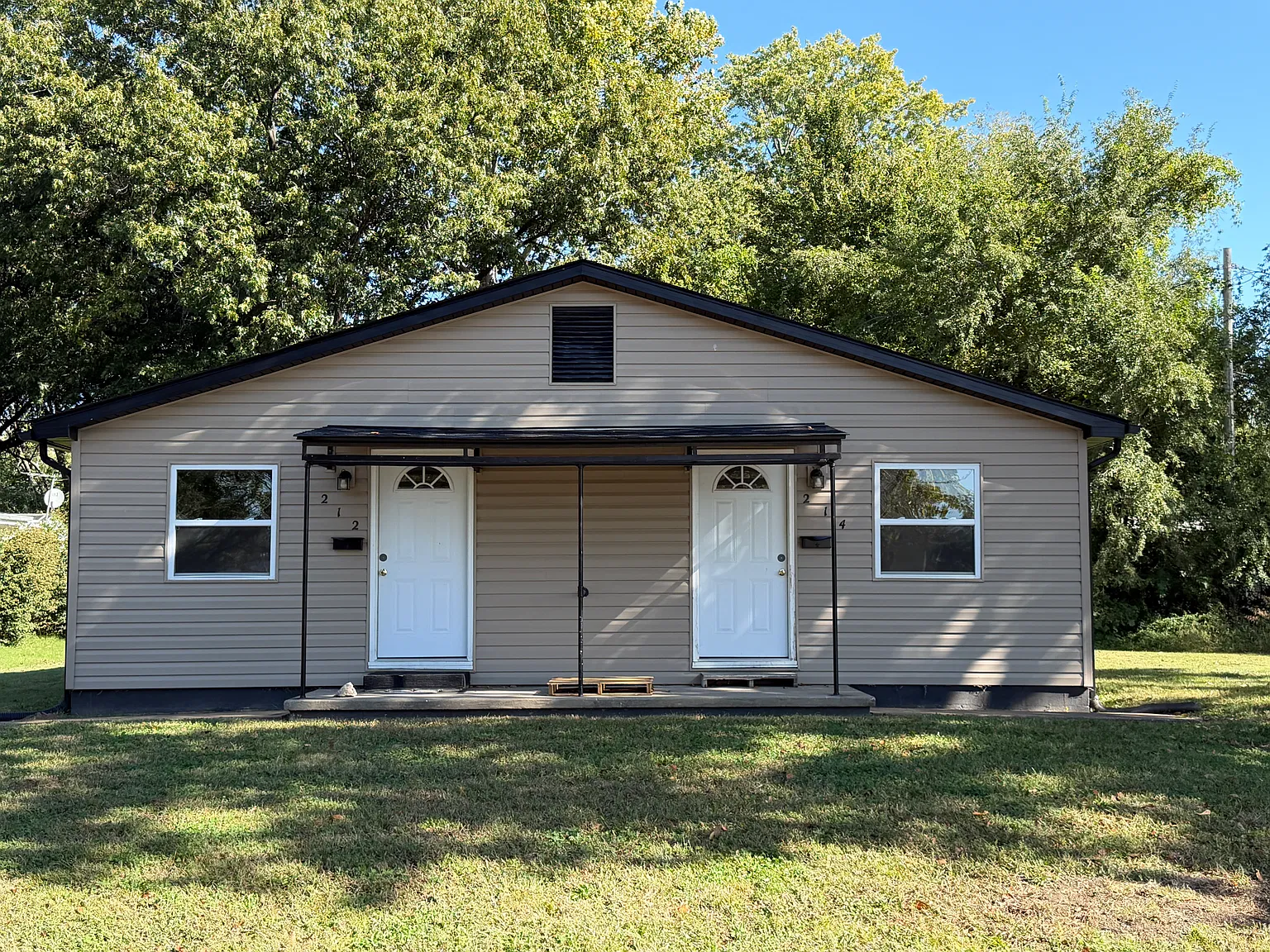 212 Clara St — Photo 1