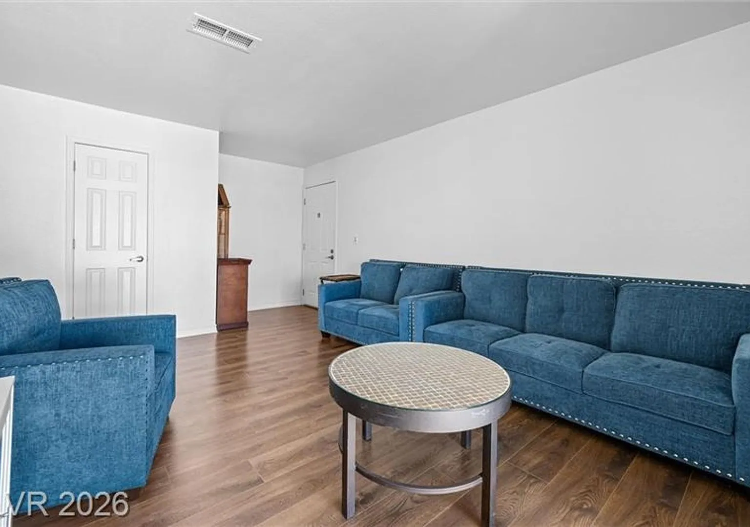 Spacious 1 Bedroom Condo With Strip View! — Photo 4