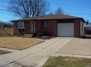 8 Fradine Dr, Cheektowaga, NY 14227