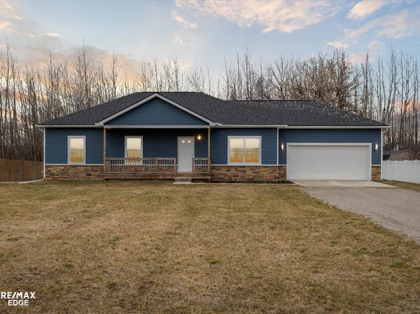 2555 Jacalyn Ln, North Branch, MI 48461