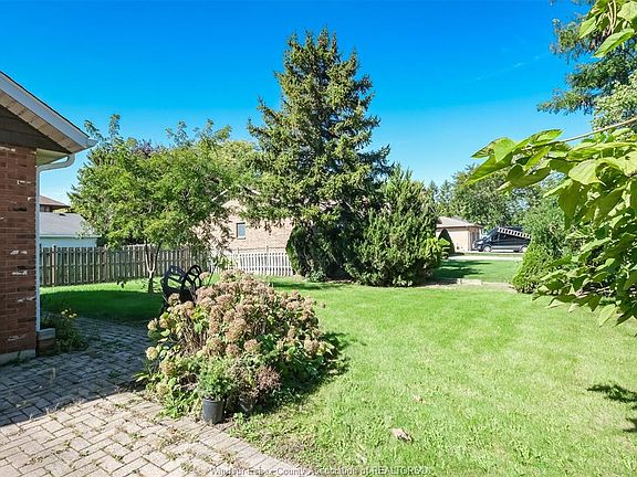 5th image of 2585 Banwell Rd