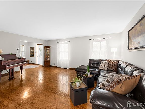 4th image of 12 Holly Park Dr