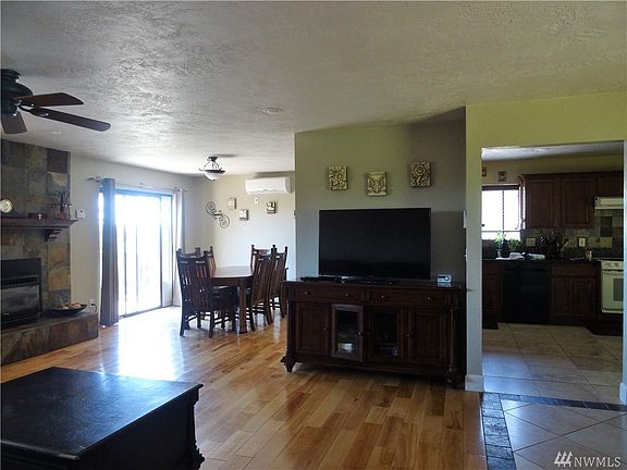 5th image of 951 N Stephenson Dr